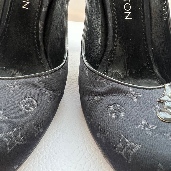 Louis Vuitton - Vintage Logo Monogram Pumps in Patent Leather/Satin/Charms Sz 38 - Picture 9 of 16
